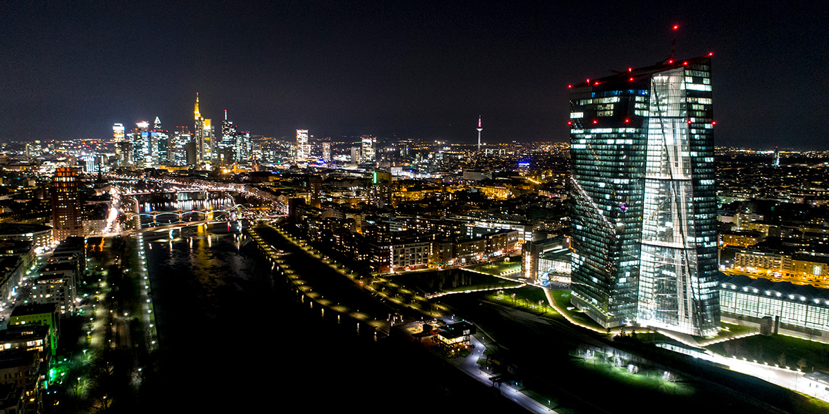 Luftaufnahme Stadtpanorama. Frankfurt bei Nacht.