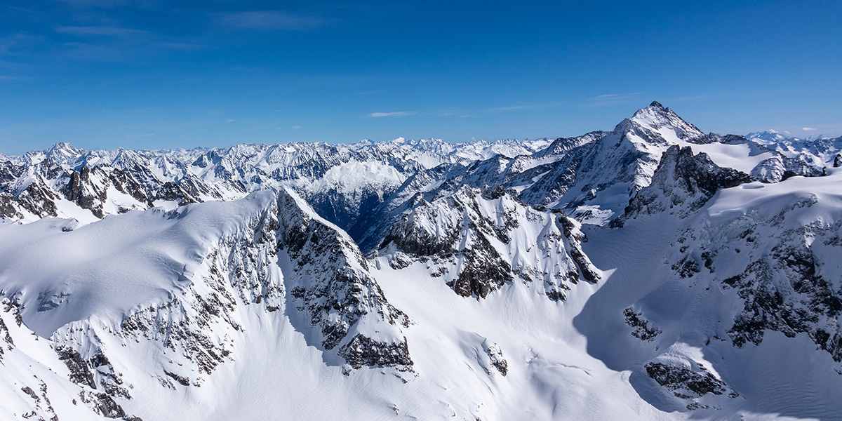 Luftaufnahme Berge in der Schweiz